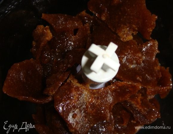 Когда карамель полностью застынет, поломать ее и измельчить в блендере.