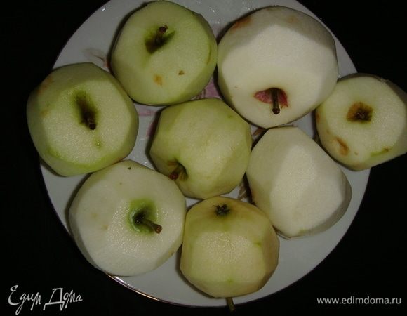 Яблоки очистить от кожуры.