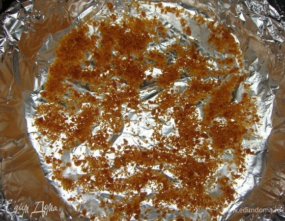 Берем форму, лучше всего диаметром 16 см и желательно разъемную. У меня форма по размеру больше, поэтому татен получился низким, но на вкус это никак не повлияло. Застелить форму фольгой. На дно всыпать 2 ч. л. карамельной пудры.