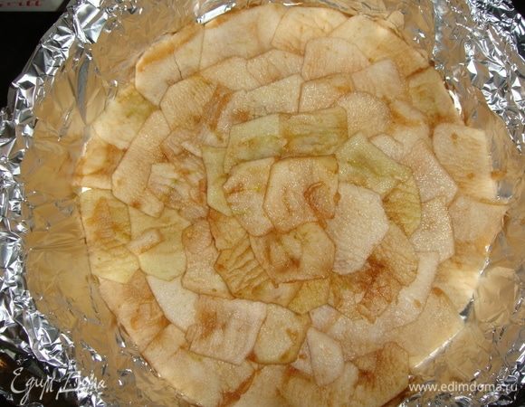 Сверху выложить два слоя яблок. Посыпать карамельной пудрой. И так чередовать слои, пока не закончатся яблоки и карамельная пудра.