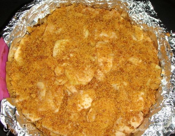 Поставить форму на противень в разогретую до 150-160°С духовку на 1,5-2 часа, пока яблоки не станут мягкими. Если форма разъемная, то сок будет вытекать, и поэтому каждые 15 минут поливайте яблоки этим соком. А если форма цельная, то периодически «топить» яблоки в соке лопаткой.