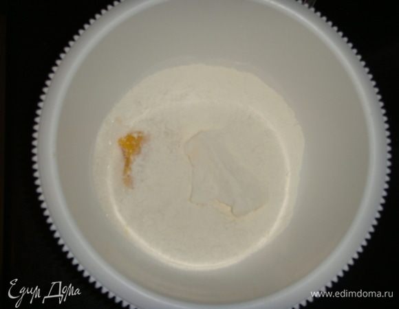 Пока будет готовиться яблочный слой, приготовим основу. Смешать все ингредиенты, кроме воды, и быстро замесим тесто. В конце добавить холодную воду и еще раз вымесить тесто.