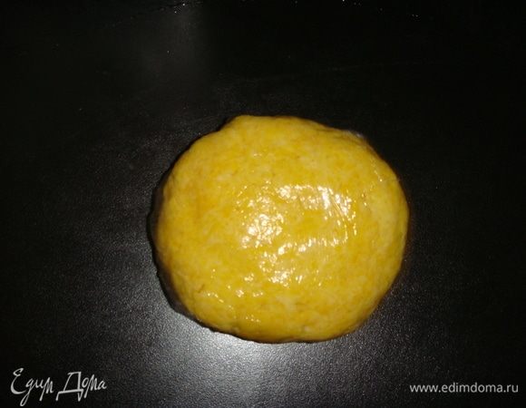 Скатать тесто в шар, обернуть пищевой пленкой и убрать в холодильник на 40 минут.