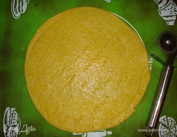 Раскатать тесто размером чуть больше формы и наколоть вилкой. Поставить в разогретую до 160°С духовку на 10-12 минут. 