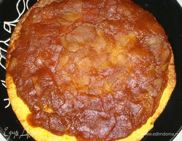 Накрыть яблочный слой песочной основой и перевернуть.