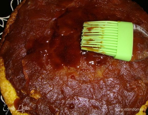 Теперь приготовим чайную глазурь. Растопить сахар, как для яблочной основы. В конце влить чай и варить до загустения. В конце всыпать корицу. Смазать сверху татен глазурью.