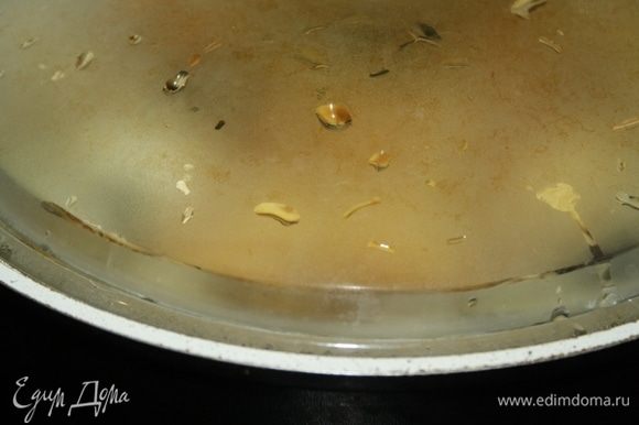 Накрыть крышкой, готовить на небольшом огне 10-12 минут, при необходимости добавить треть стакана воды. Картофель должен быть полностью готов перед закладкой томатов.