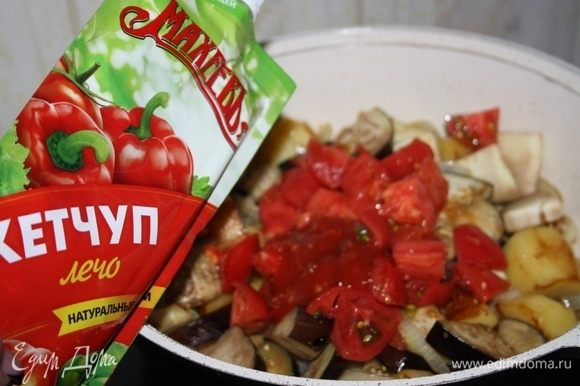 Добавить очищенные от кожицы и нарезанные томаты, нарубленный острый перец и кетчуп лечо ТМ «МахеевЪ».