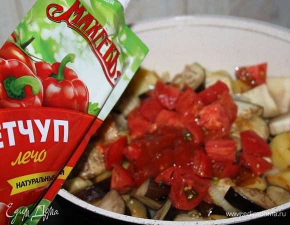 Добавить очищенные от кожицы и нарезанные томаты, нарубленный острый перец и кетчуп лечо ТМ «МахеевЪ».