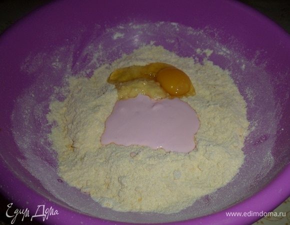 Добавляем в тесто-крошку яйцо и йогурт. 