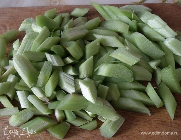 Нарезаем ревень.