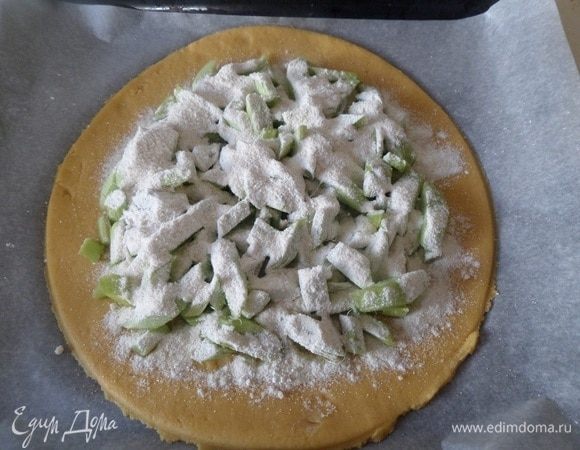 В чашке смешиваем 100 г сахара и 2 ст. л. крахмала. Посыпаем этой смесью ревень.