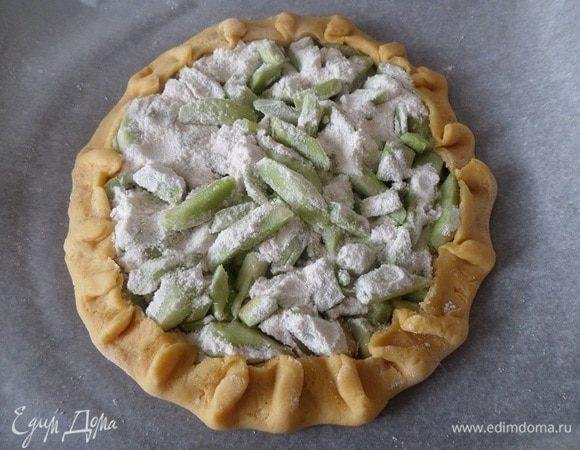 Ставим противень с пирогом в разогретую духовку.