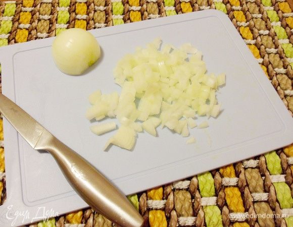 Репчатый лук почистить, мелко нарезать.