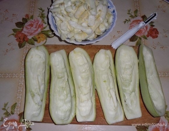 С помощью ложки или овощечистки вынимаем середину, чтобы получились вот такие «лодочки».