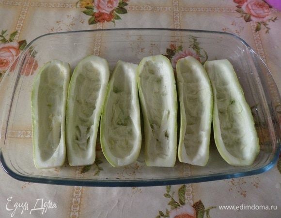 Форму для запекания смазываем растительным маслом. Выкладываем в форму «лодочки» из кабачков.