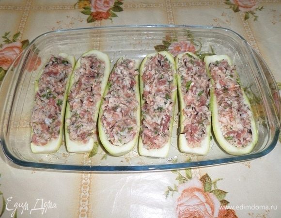 Наполняем «лодочки» приготовленной начинкой.