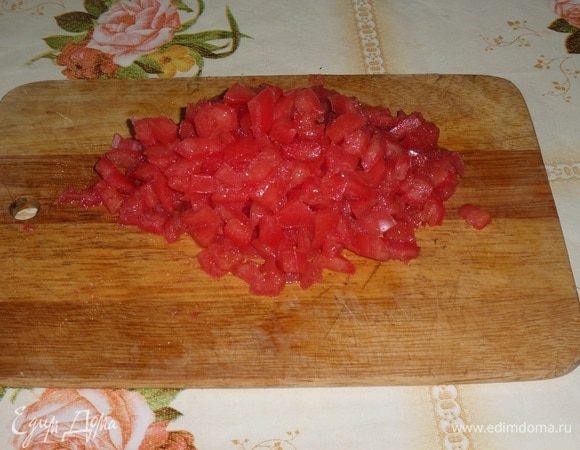 Промываем водой и нарезаем кубиком помидоры.