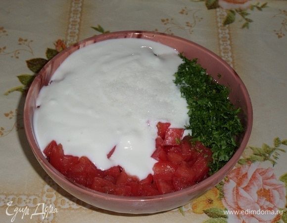 В чашку выкладываем нарезанные помидоры, нарезанную зелень, сметану и соль. Перемешиваем. Соус готов.