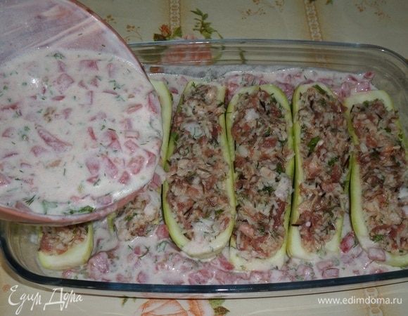 Заливаем приготовленным соусом кабачки.
