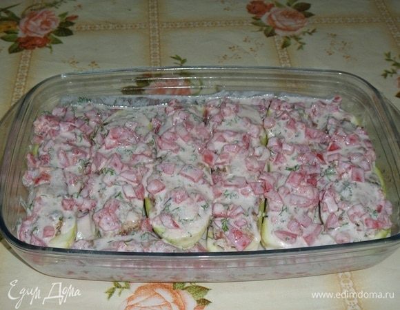 Ставим форму с кабачками в разогретую духовку.
