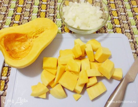 Тыкву почистить, нарезать произвольными кусочками. 