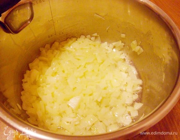 В кастрюле с толстым дном растопить сливочное масло. Выложить лук и жарить около 3 минут до мягкости.