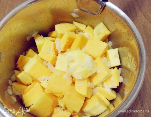 Добавить тыкву, все перемешать и жарить 3 минуты.