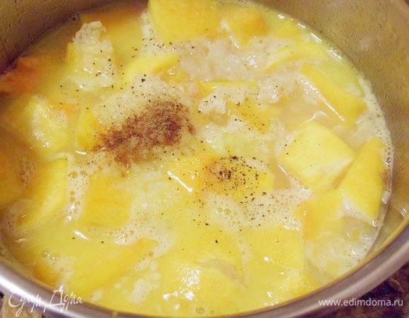 Добавить чайную ложку без верха молотого мускатного ореха, 1-2 зубчика чеснока, выдавленного через чеснокодавилку. Посолить и поперчить по вкусу.