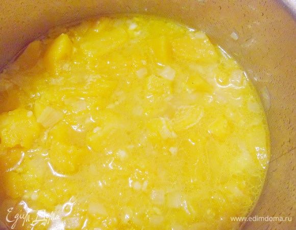 Варить под крышкой на медленном огне около 20 минут или до полной мягкости тыквы.