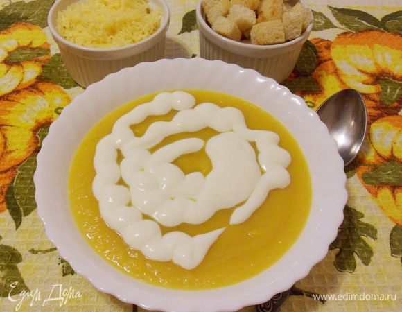 Налить горячий суп в тарелку и сверху добавить 2 столовые ложки жирных сливок. Подавать сразу же, суп вкуснее всего в горячем виде.