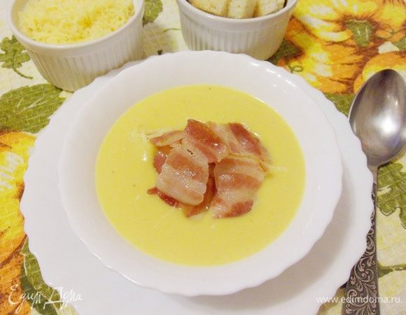 К тыквенному супу-пюре можно подать натертый сыр, сухарики из белого хлеба, ломтики обжаренного бекона и т.д. Приятного аппетита! Угощайтесь!