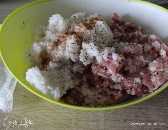 Одну луковицу и шампиньоны потереть на терке. Добавить фарш и остывший рис. Посолить, поперчить.