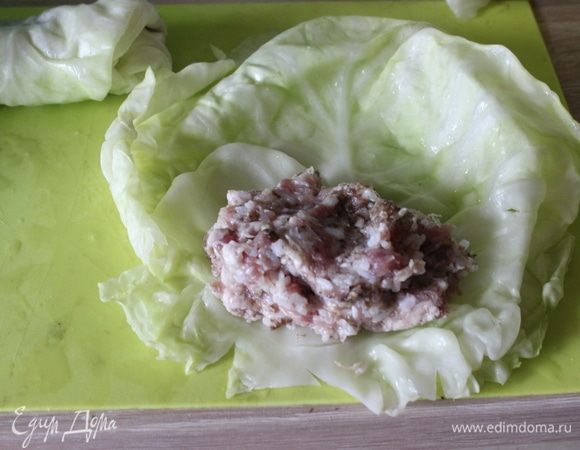 На капустный лист положить фарш, свернуть конвертиком.