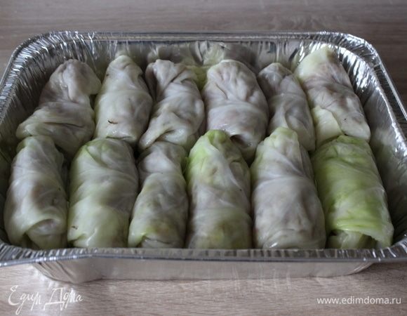 Сложить голубцы в форму для запекания.