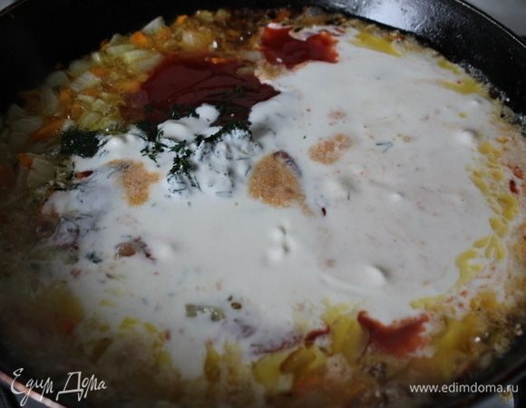 Затем порезанный укроп, разведенную бульоном сметану.