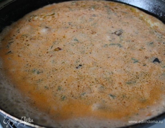 Добавить лавровый лист, по вкусу соль и перец, готовить на медленном огне пару минут.