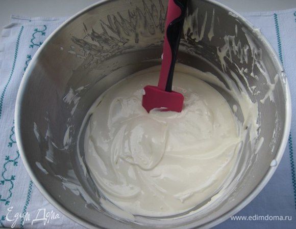 Начинка: взбить белки с щепоткой соли до мягких пиков, постепенно добавляя сахар, взбить до тугих пиков. Снизить обороты и добавить пудинг, затем обороты увеличить и добавить растительное масло, взбить. Получится ароматная густая масса.