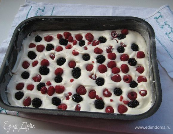 Выложить начинку, разровнять. Сверху разложить ягоды (у меня малина и ежевика).