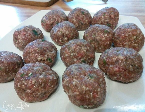 Для фарша (у меня свинина и говядина) перемолоть мякоть мяса с 1 луковицей, 1 зубчиком чеснока и петрушкой. Добавить яйца и специи. Я в изделия из фарша добавляю щепотку соды и немного воды для пышности и сочности. Из фарша оформить 20-25 тефтелек. 