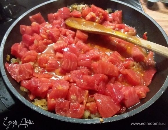 В той же сковороде пассеровать лук, чеснок и перец чили до прозрачности. Добавить томатную пасту. Коротко обжарить и добавить помидоры в собственном соку, предварительно их измельчить. Я использовала свежие зрелые помидоры, предварительно сняв с них кожицу. Добавить бренди и тушить 10 минут. 