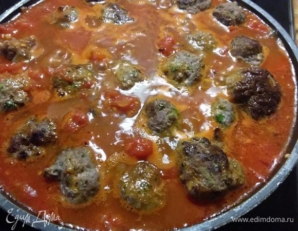 Соус посолить, поперчить, добавить цедру и сок половины лимона, добавить по вкусу щепотку сахара, выложить тефтели и тушить на среднем огне еще 10 минут. 