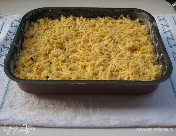 Сверху натереть оставшуюся половину теста. Выпекать при температуре 180°С около 30 минут до румяного цвета.