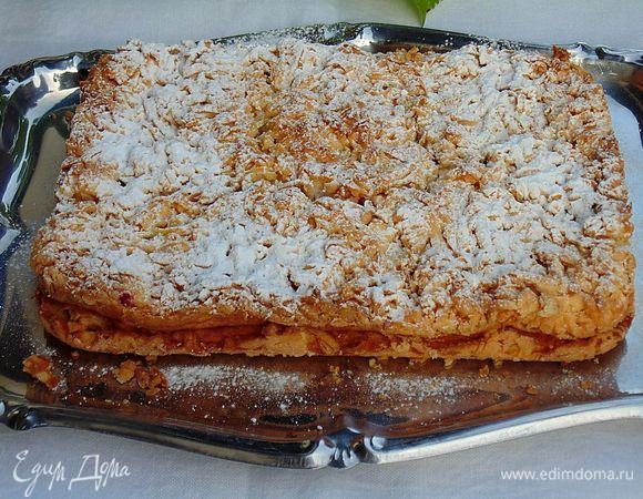 Готовый пирог остудить, затем убрать в холодильник. При подаче по желанию посыпать сахарной пудрой.