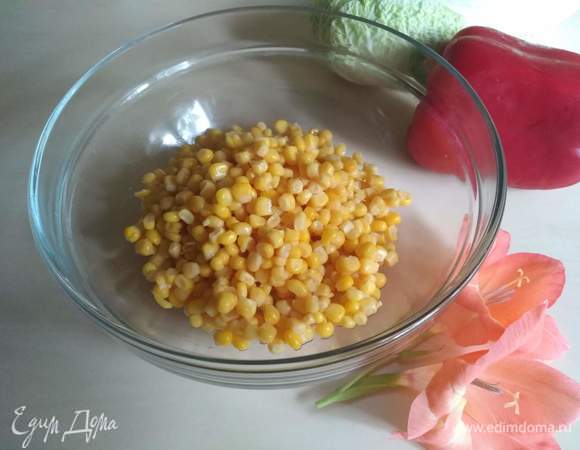 Кукурузу консервированную открываем, сливаем, отправляем в тарелку.