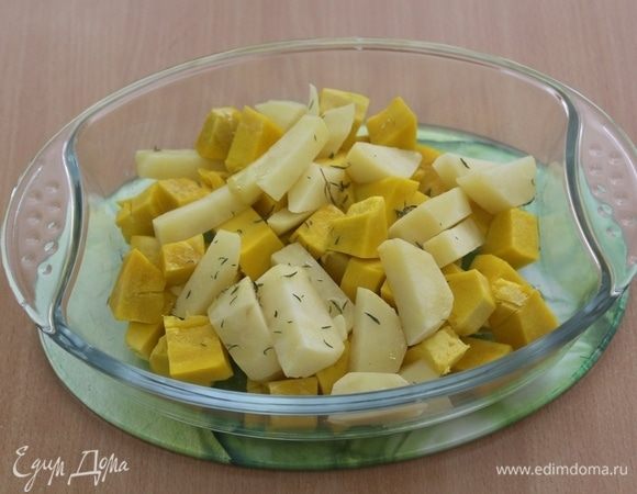 Нарезать кусочками тыкву и картофель, сбрызнуть оливковым маслом, посолить, посыпать тимьяном и запечь в духовке при 180°С минут 20, до мягкости.