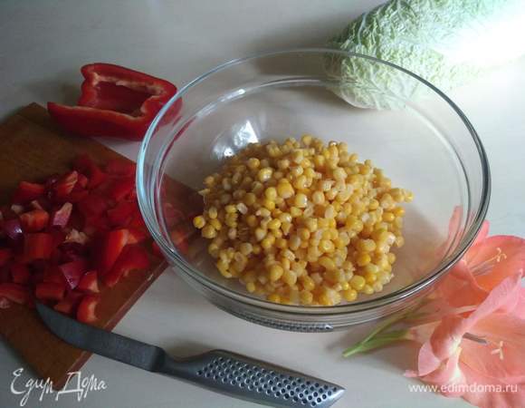 Берем сладкий перец, моем, чистим, нарезаем.