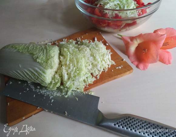 Берем пекинскую капусту, нарезаем.