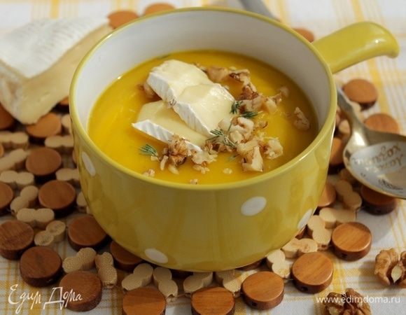 Добавить сыр бри, посыпать обжаренными грецкими орехами.