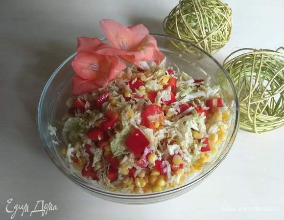 Заправляем оливковым маслом по вкусу. Салат готов! Приятного аппетита!